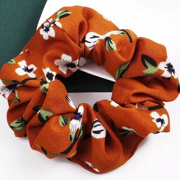 🌻4Trendy Floral Hair Scrunchies🌻 - Picture 7 of 7